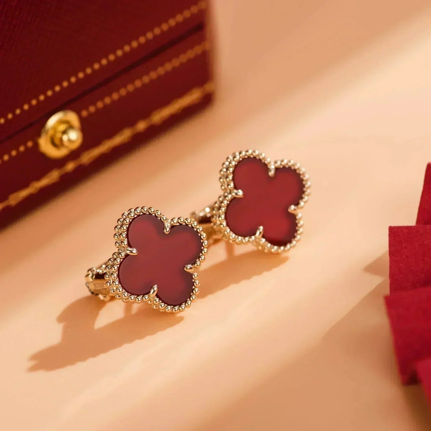 VCA CLOVER MEDIUM 1 MOTIFS CARNELIAN EARRINGS