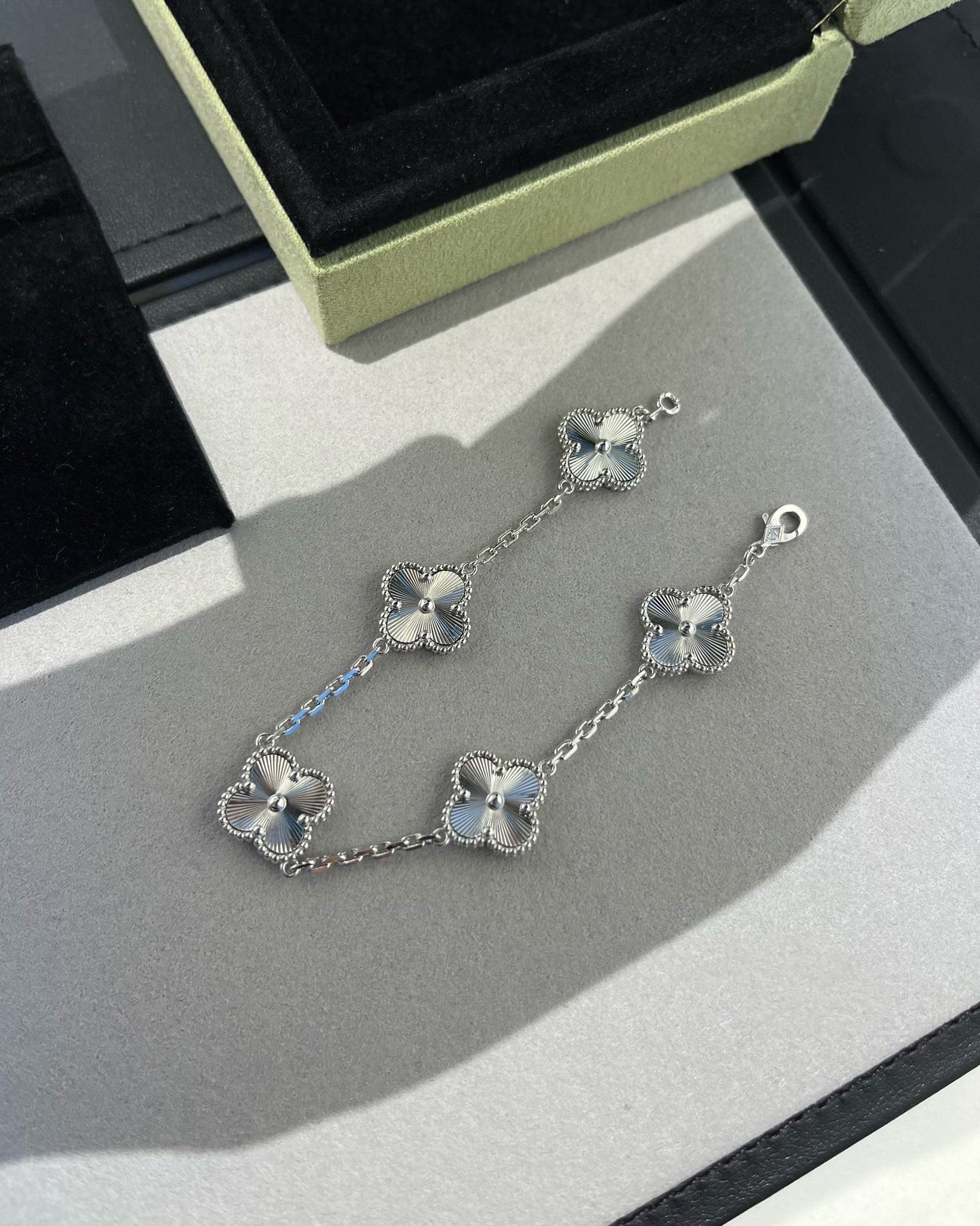 VCA CLOVER 5 MOTIF LASER BRACELET COLLECTION